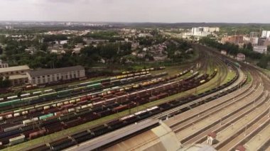 Yük trenleri. Yük trenleriyle istasyon üzerinde insansız hava aracı panoraması. 