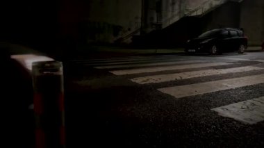 Geceleri yaya geçidi yakınındaki bir direkte yanıp sönen ışık, sürücülere bir uyarı niteliğinde..