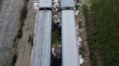 Terk edilmiş eski trenler, çöplük, grafiti kaplı arabalar. Arabaların arasındaki çöpler. İHA. 