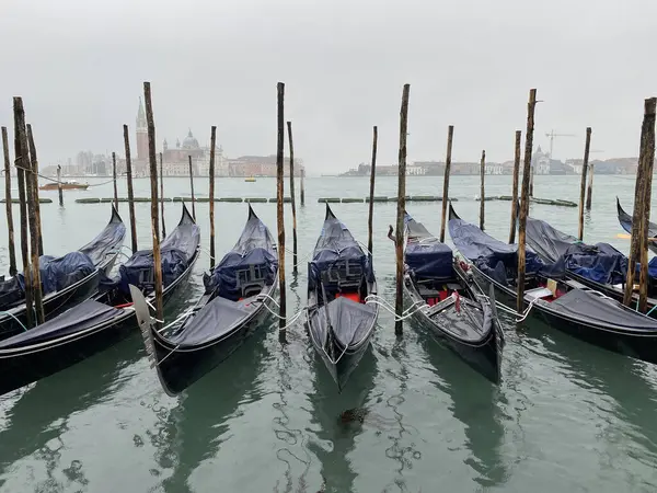 Büyük Kanal 'da San Marco' ya demirlemiş Gondol botları yağmurun altında. Venedik, İtalya.
