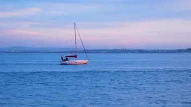 Lizbon, Portekiz 23 Şubat 2025. Geleneksel tekneler gün batımında Tagus Tejo Nehri 'nde seyrediyor, yolcuların manzaralı bir yolculuğun keyfini çıkarıyorlar. Sakin sular, pastel gökyüzü, deniz atmosferi.. 