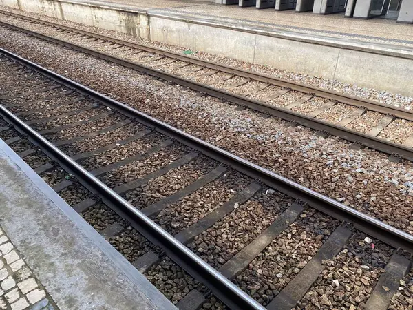 Demiryolu raylarına yakın çekimler çelik raylar, çakıl ağırlığı ve yataklı vagonlar. Parçalanmış taşlar ve rayların yapısal unsurları ulaşım altyapısını, demiryolu mühendisliğini vurguluyor.