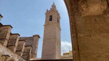 Valencia, İspanya 'nın eski kasabasından büyüleyici sokak manzaraları. Kamera, yemyeşil balkonları ve geleneksel demir lambaları olan büyüleyici sarı binaların önünden geçiyor. Valencia 'nın tarihi sokakları.