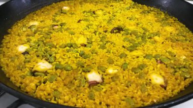 Bir tavada geleneksel İspanyol deniz ürünleri paella 'sının yakın çekimi. Valencia 'dan gelen klasik bir Akdeniz yemeği. Yeni pişmiş ve servise hazır..