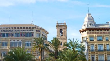 Sokaklar ve sokaklar, çiçekli evler ve balkonlar Valencia, İspanya 'nın büyüleyici mimarisi. Valencia 'nın büyüleyici atmosferi.