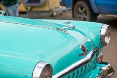 Kırmızı klasik arabanın önünde sarı yanıp sönen ışıklar.