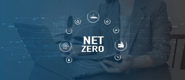 Net Sıfır Eko iş konsepti. Kadınlar, İnternet Sıfır simgeleriyle çevrili Ağ Sıfır 'ı analiz etmek için bilgisayar kullanıyor. İş yatırım stratejisi kavramında bilgisayar ekranına yakın..