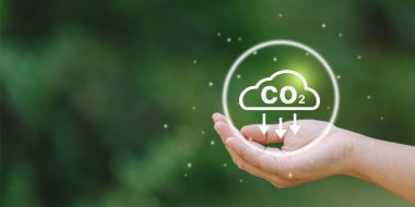 CO2 'yi analiz etmek için el ele tutuşmak, CO2 Çevre Yönetimi Yatırım Konsepti. İş yatırım stratejisi kavramında bilgisayar ekranında CO2 simgeleri beliriyor.