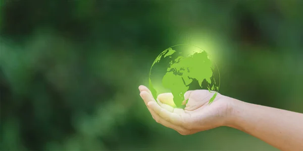 Menselijke Hand Met Een Groene Aarde Bol Wazig Natuur Achtergrond — Stockfoto