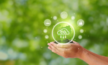 CO2 'yi analiz etmek için el ele tutuşmak, CO2 Çevre Yönetimi Yatırım Konsepti. İş yatırım stratejisi kavramında bilgisayar ekranında CO2 simgeleri beliriyor.