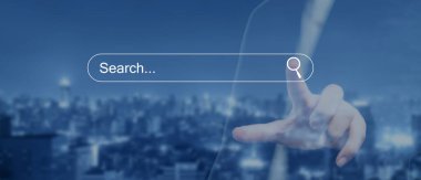 SEO, Arama motoru optimizasyon konsepti. Genç erkekler ilgilendikleri şeyi bulmak için akıllı telefonları kullanırlar. Akıllı arama, internet ağ konsepti hakkında bilgi aranıyor.