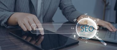 Koyu mavi arka planda arama motoru optimizasyonu (SEO) kavramı. İş şirketleri için internet teknolojisi. Verileri izlemek ve analiz etmek için büyük büyüteç.