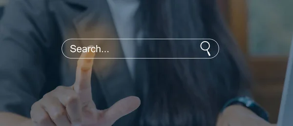 SEO, Arama motoru optimizasyon konsepti. Genç erkekler ilgilendikleri şeyi bulmak için akıllı telefonları kullanırlar. Akıllı arama, internet ağ konsepti hakkında bilgi aranıyor.