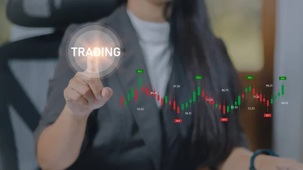 İş kadını sanal ekranda işlem grafiği tuşuna basıyor. Ticaret konsepti.