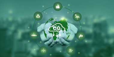 El ele tutuşan CO2 simgesi sanal ekranda küresel ısınmayı sınırlamak için CO2 salınımını azaltır. Yenilenebilir enerjinin sürdürülebilir gelişimine sahip düşük CO2 seviyeleri