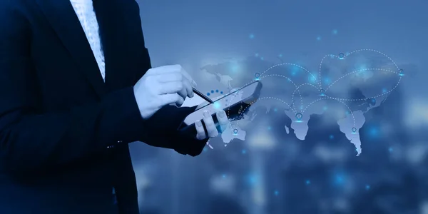 İş kadını, küresel GPS konumlandırma sistemi için cep telefonuna dokundu. Dünya haritasında görüntü şifresi GPS.