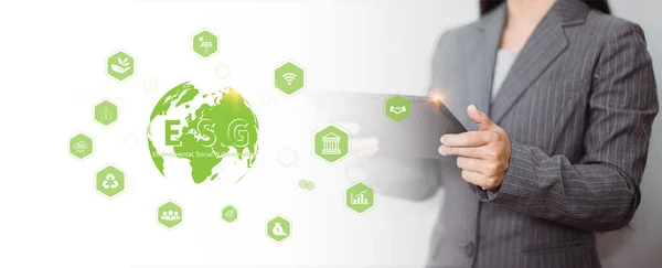 ESG çevre kavramı, yenilenebilir enerji kullanımı gezegen için iyidir. Yeşil bulanık arka planda dünyanın en sürdürülebilir çevre dostu teknolojisi.