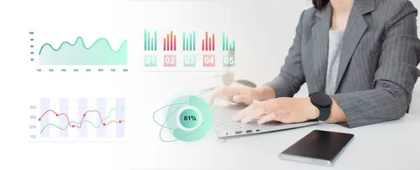 İşadamı, performansı analiz etmek ve operasyon yönetimi için içgörü raporları hazırlamak için iş analitik panelini grafikler, ölçümler ve KPI ile birlikte gösteren bir dizüstü bilgisayar üzerinde çalışıyor. Veri analizi kavramı.