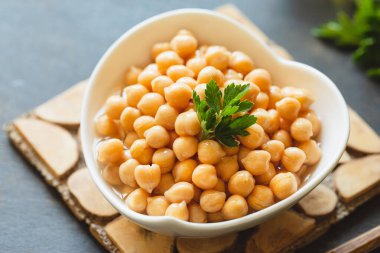 Beyaz kasede nohut pişirdim. Lezzetli vejetaryen yemekleri için. Haşlanmış nohut, seçici odak