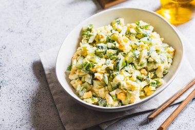 Sağlıklı yeşil pırasa salatası, haşlanmış yumurta ve salatalık, yakından. Haşlanmış yumurtalı yabani sarımsaklı salata..