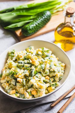 Sağlıklı yeşil pırasa salatası, haşlanmış yumurta ve salatalık, yakından. Haşlanmış yumurtalı yabani sarımsaklı salata..