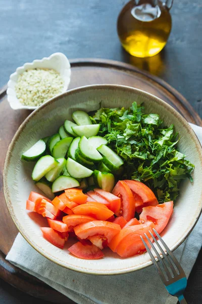 Verse Salade Met Tomaten Komkommers Kruiden Hennepzaad — Stockfoto