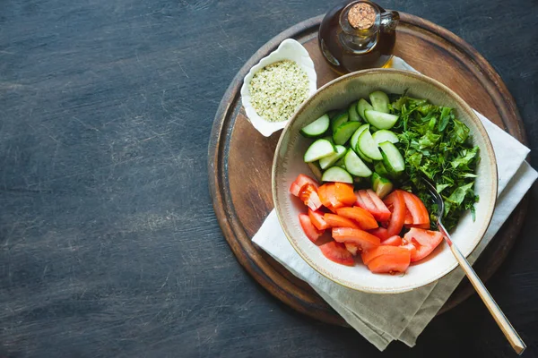 Verse Salade Met Tomaten Komkommers Kruiden Hennepzaad — Stockfoto