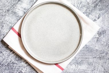 Adım 1. Ton balığı, avokado, salatalık ve soğanlı sandviçin adım adım hazırlanması.