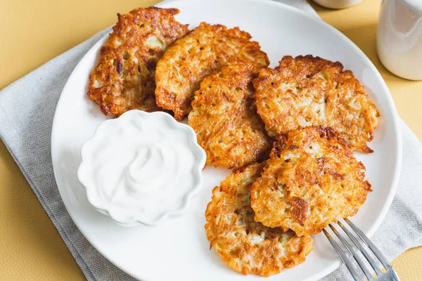 stock image Potato pancakes or latkes or draniki with sour cream. Ukrainian food. A grated potato dish of Deruny or Draniki