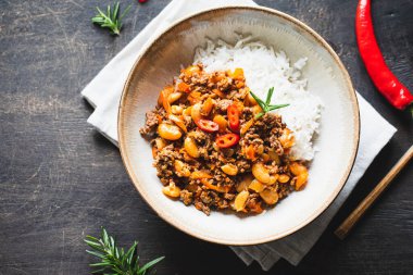 Chili Con Carne kasede, arka planda. Meksika mutfağı. Chili con carne - domates soslu kıyma ve sebze yahnisi. Üst görünüm