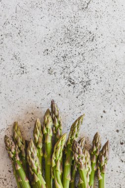 Taze kuşkonmaz. Kırsal ahşap masada taze taze taze kuşkonmaz.