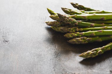 Taze kuşkonmaz. Kırsal ahşap masada taze taze taze kuşkonmaz.