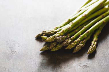 Taze kuşkonmaz. Kırsal ahşap masada taze taze taze kuşkonmaz.