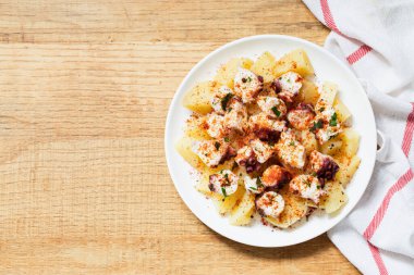 Galiçya ahtapotu. Patates, ahtapot ve kırmızı biber içeren geleneksel bir İspanyol yemeği..