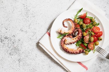 Ahtapot salatası, domates, zeytin ve roka. Taze sağlıklı salata.