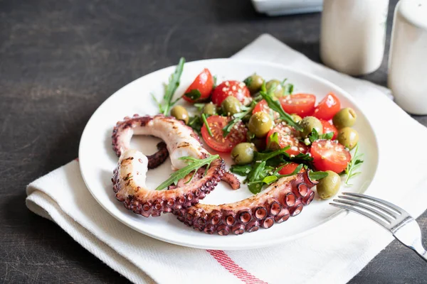 Salat Mit Tintenfisch Tomaten Oliven Und Rucola Frischer Gesunder Salat — Stockfoto