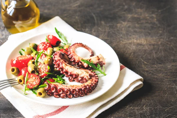 Salade Met Octopus Tomaten Olijven Arugula Verse Gezonde Salade — Stockfoto