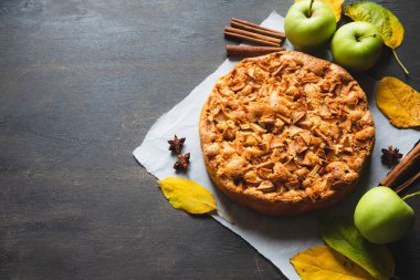 Tarçınlı elmalı turta. Charlotte, hamur içinde pişirilmiş elmadan yapılmış tatlı bir tatlı..
