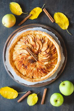 Ev yapımı elmalı turta. sonbahar pişirme konsepti