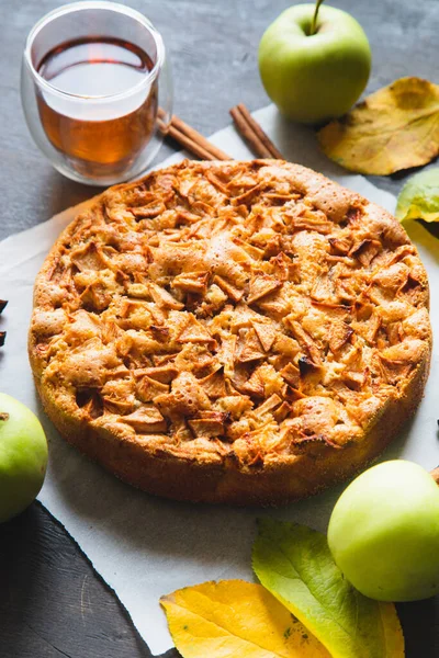 Apfelkuchen Mit Zimt Charlotte Ein Süßes Dessert Aus Teig Gebackenen — Stockfoto