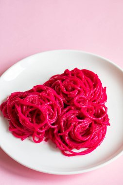 Pancar püresi, Barbie temalı makarna. Pembe arka planda pembe şehriyeler.