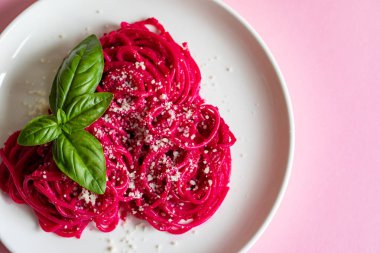 Pancar püresi, Barbie temalı makarna. Pembe arka planda pembe şehriyeler.