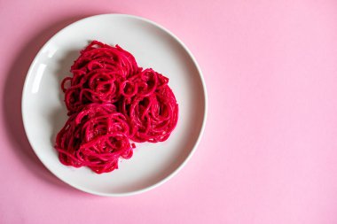 Pancar püresi, Barbie temalı makarna. Pembe arka planda pembe şehriyeler.