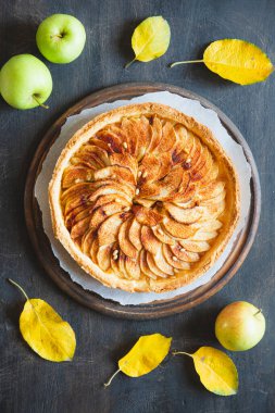 Ev yapımı elmalı turta. sonbahar pişirme konsepti