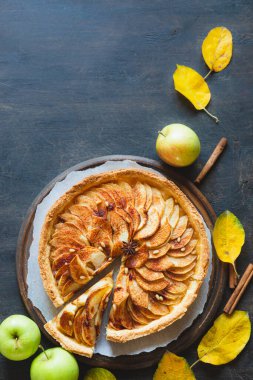 Ev yapımı elmalı turta. sonbahar pişirme konsepti