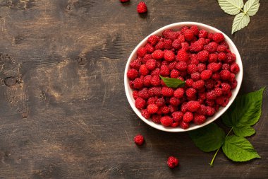 Kasede taze ahududu. Olgun sulu taze ahududu. Organik ahududular, sağlıklı yiyecekler, vitaminler, yaz meyveleri..