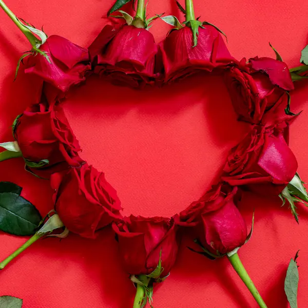 День Святого Валентина Фон Червоними Серцями Трояндами Вид Зверху Стокова Картинка