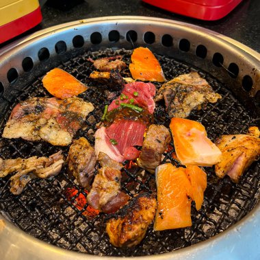 Izgara yemek. Bir Japon restoranında açık büfe yemeği. Et aşığı büfesi.