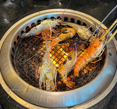 Izgara yemek. Bir Japon restoranında açık büfe yemeği. Et aşığı büfesi.