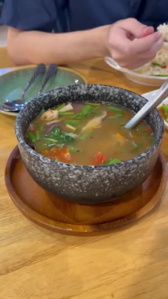 People Eating Thai Spicy Chicken Soup Hand Scooping Tom Yum — Vídeo de Stock